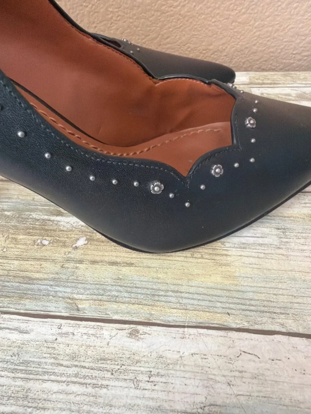 Coach Waverly Black Leather Scalloped Studded Pumps Pointed Toe Heels Size 9 - Picture 4 of 13